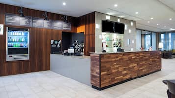 Serveert ontbijt, diner en brunch