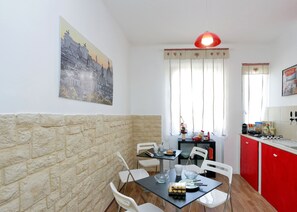 Appartamento, 3 camere da letto | Pasti in camera