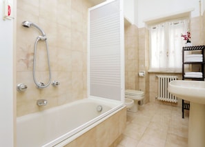 Apartment, 3 Schlafzimmer | Komfortbadewanne