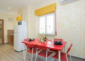 Appartement, 3 chambres | Restauration dans la chambre
