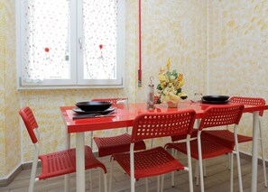 Apartment, 3 Schlafzimmer | Essbereich im Zimmer
