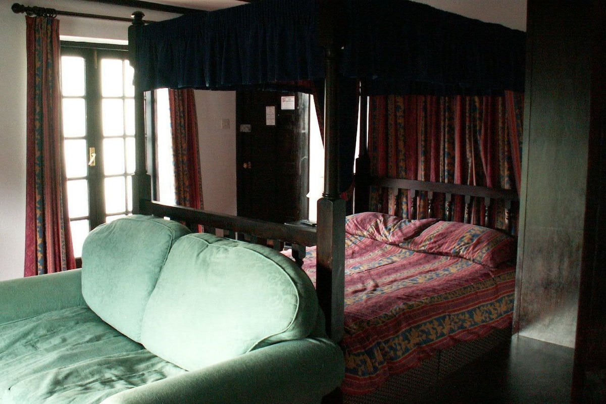 Four Poster Room, Ensuite (river view)