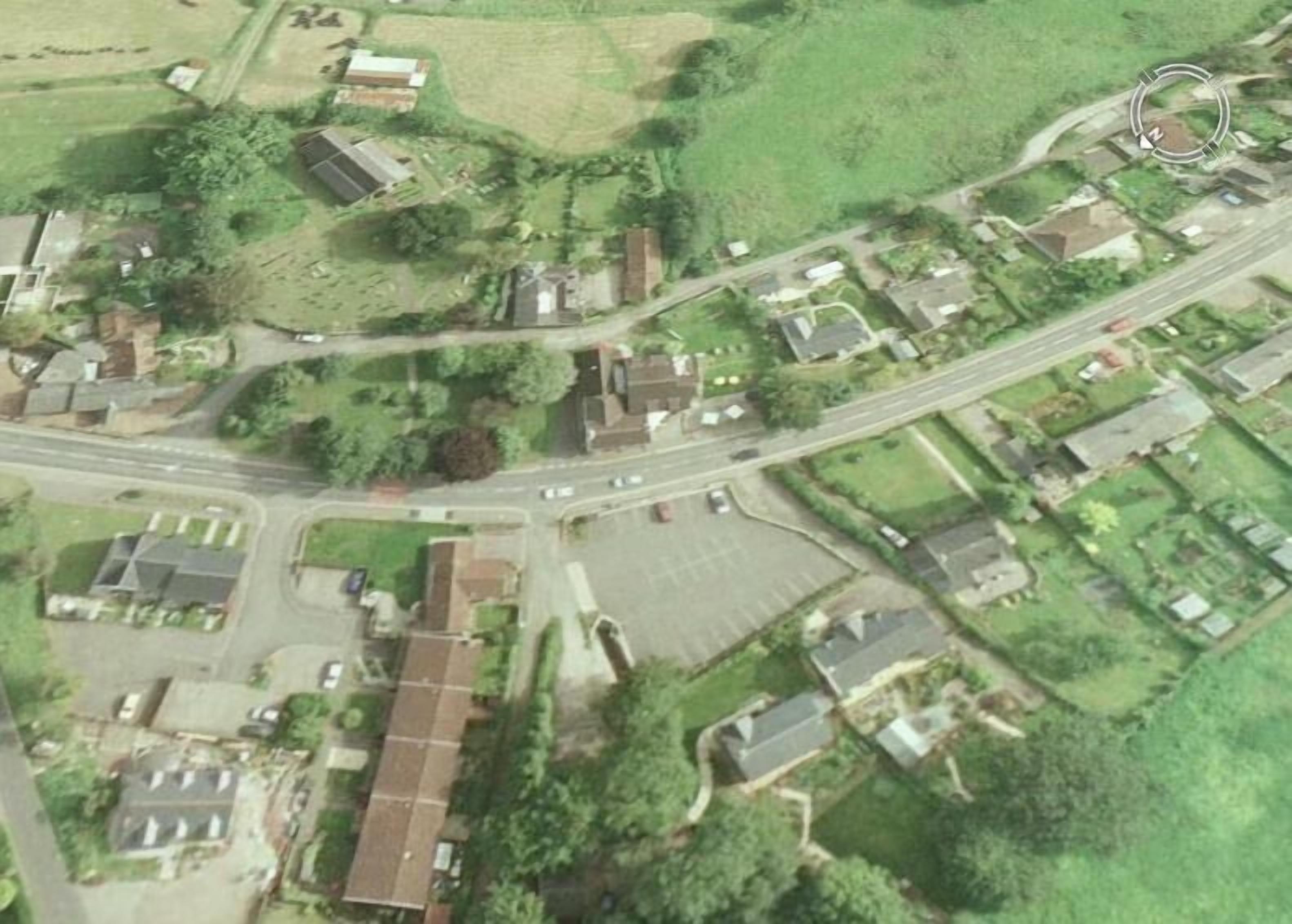 Vista aérea de una zona residencial con casas, calles y espacios verdes.