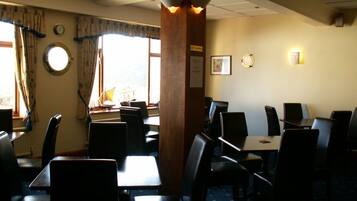 Café da manhã inglês grátis todos os dias