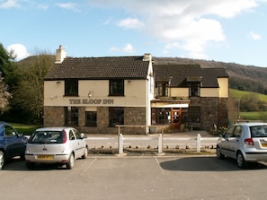 Free self-parking - The Sloop Inn (Monmouth)