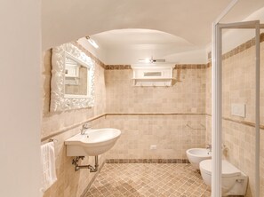 Familienapartment, 4 Schlafzimmer, Stadtblick | Badezimmer | Dusche, Haartrockner, Handtücher
