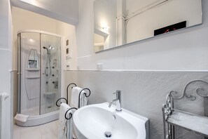Familienapartment, 2 Schlafzimmer | Badezimmer | Dusche, Haartrockner, Bidet, Handtücher