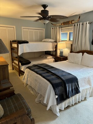 3 habitaciones, tabla de planchar con plancha, wifi y ropa de cama 