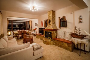 Smart TV, fireplace, DVD player, stereo