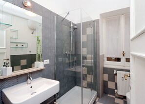 Apartment, 1 Bedroom | Bathroom | Shower, hair dryer, bidet, towels - La maison du cardinal Apartment (Rome)