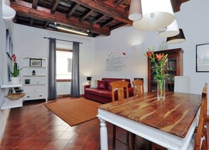 Apartment, 1 Schlafzimmer | Wohnbereich | 45-cm-Flachbildfernseher mit Satellitenempfang, Fernseher