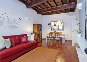 45-cm flat-screen TV with satellite channels, TV - La maison du cardinal Apartment (Rome)