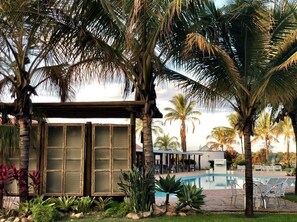 Outdoor pool, pool loungers - Mar Doce Hotel Boutique (Tres Marias)