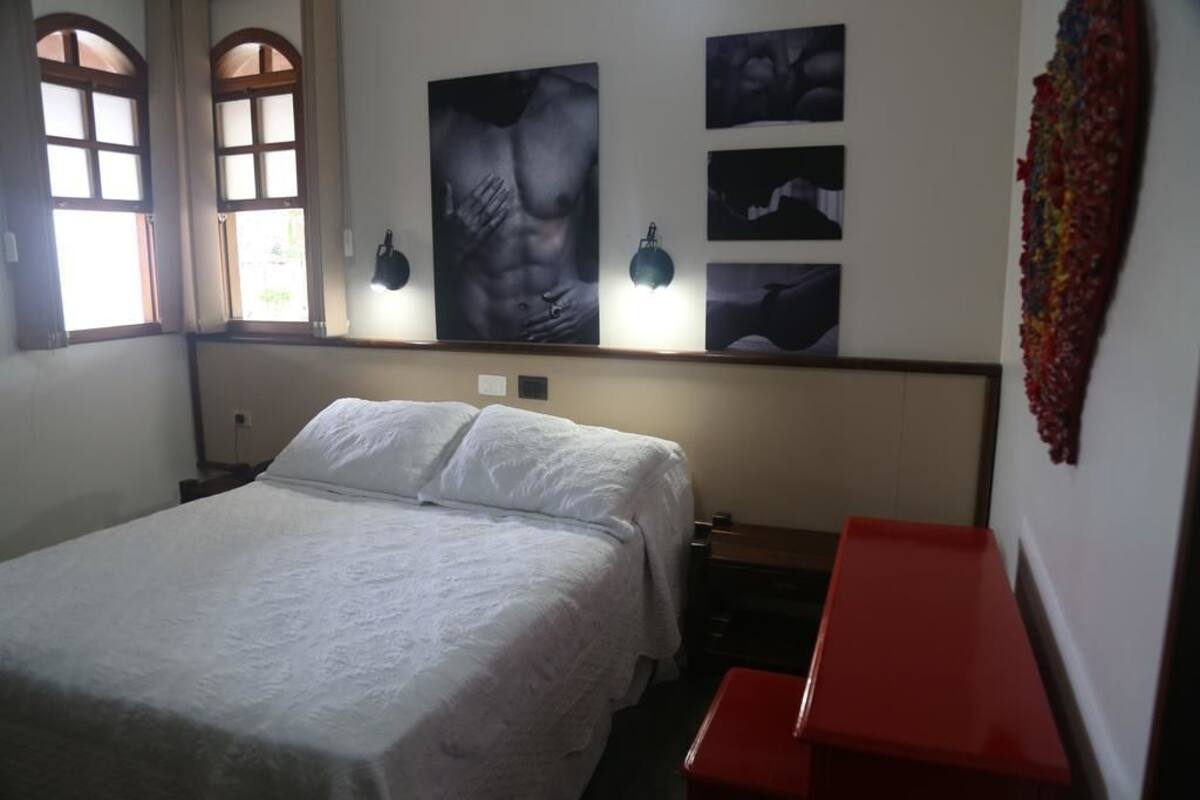 Standaard tweepersoonskamer | Een minibar, een bureau, gratis wifi, beddengoed