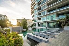 สระว่ายน้ำกลางแจ้ง