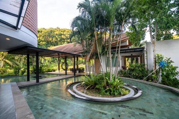 สระว่ายน้ำกลางแจ้ง