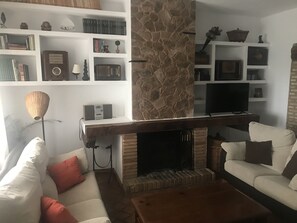TV, fireplace, DVD player, books - Los Robles de Acebo rural house (Acebo)