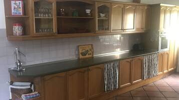 Frigorífico, microondas, horno y lavavajillas