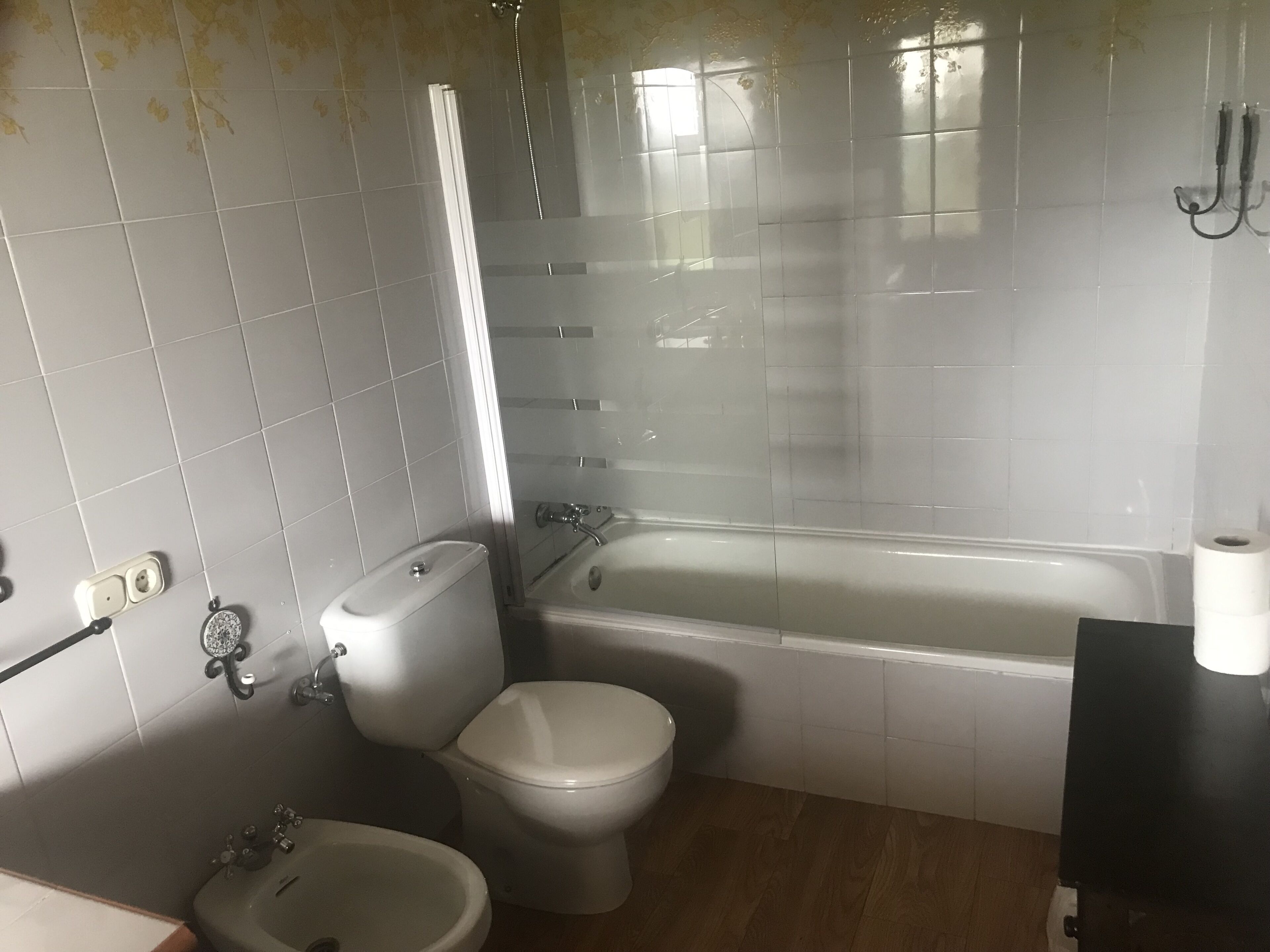 Un bagno con WC, bidet, vasca e lavandino.