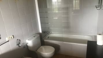 Un bagno con WC, bidet, vasca e lavandino.