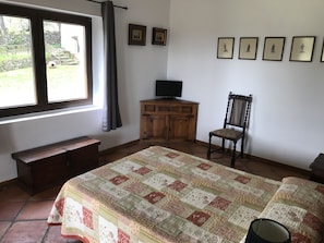 6 bedrooms, travel cot, free WiFi, bed sheets