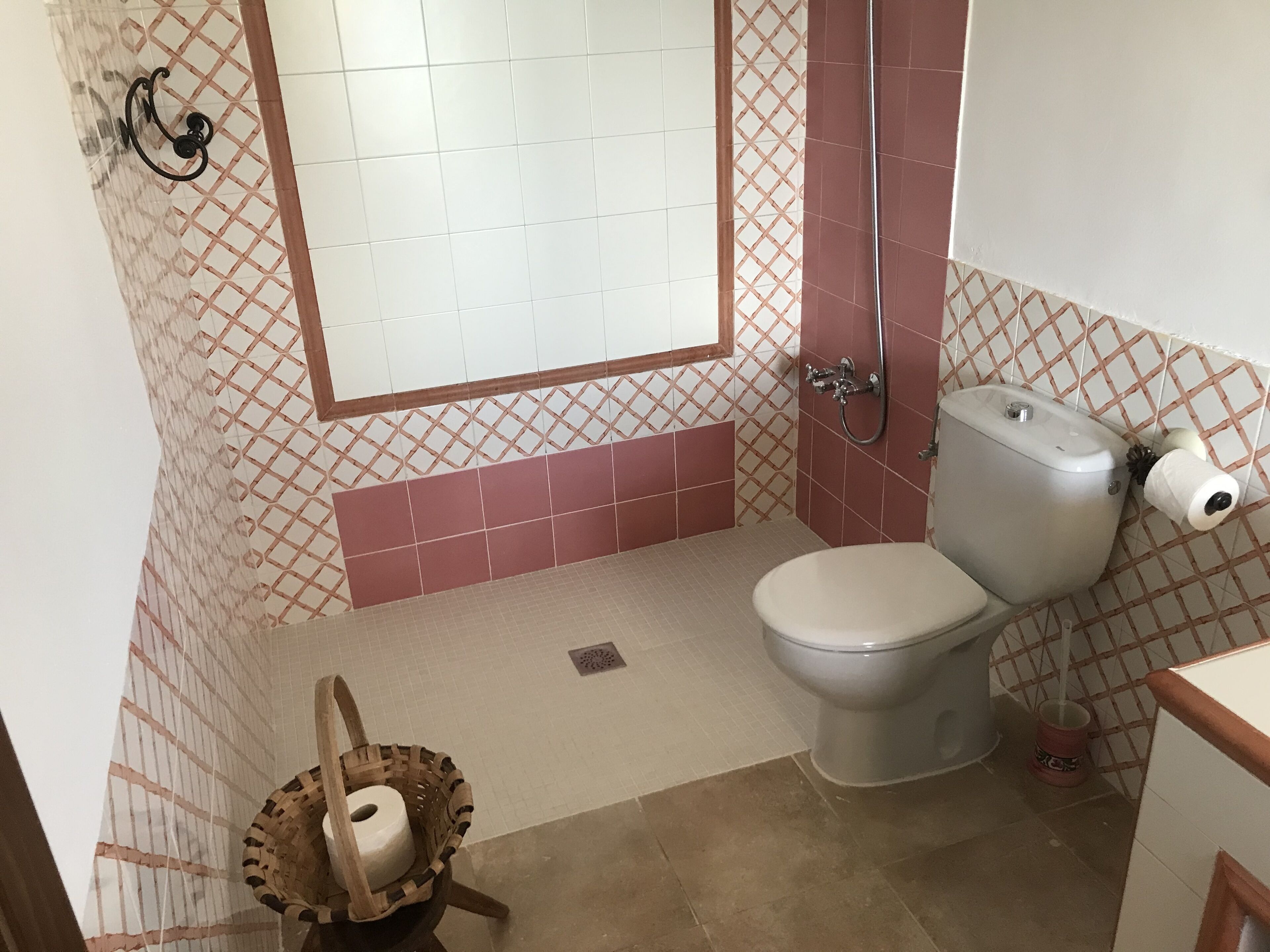 Un baño con inodoro, bidé y ducha.