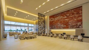 Eine geräumige Lobby mit großem Fenster, einer Rezeption und einem modernen Interior-Design.