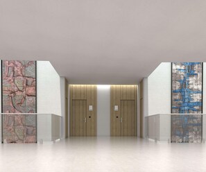 Un corridoio moderno con due porte, ciascuna contrassegnata da un numero. Le pareti sono decorate con grandi mappe strutturate.