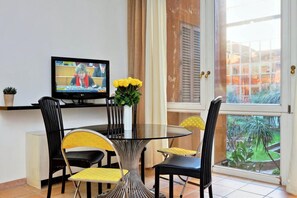 City Apartment | In-room dining - Unique Grand Trevi Fountain Apartment (Rome)