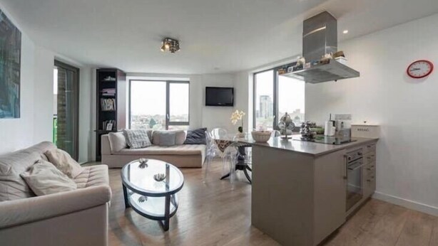 A modern apartment with a living room, dining area, and kitchen. - Stylish 1 Bedroom Apartment near London City (London)