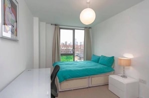 Appartement Deluxe | Décor unique, ameublement unique, bureau
