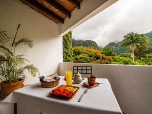 Daily cooked-to-order breakfast for a fee