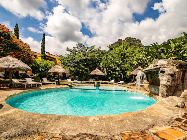 2 outdoor pools