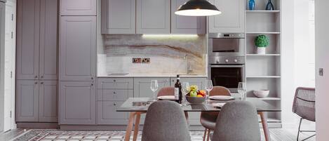 Departamento Deluxe, 1 habitación, vista parcial al mar (Olive) | Cocina privada | Refrigerador con congelador, microondas, horno y parrilla de estufa