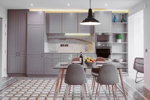 Departamento Deluxe, 1 habitación, vista parcial al mar (Olive) | Cocina privada | Refrigerador con congelador, microondas, horno y parrilla de estufa