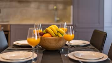 Deluxe Apartment, 1 Bedroom, Partial Sea View (Ruby) | In-room dining