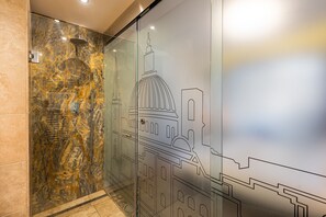 Departamento Deluxe, 1 habitación, vista parcial al mar (Olive) | Baño | Regadera, secadora de cabello, toallas, jabón