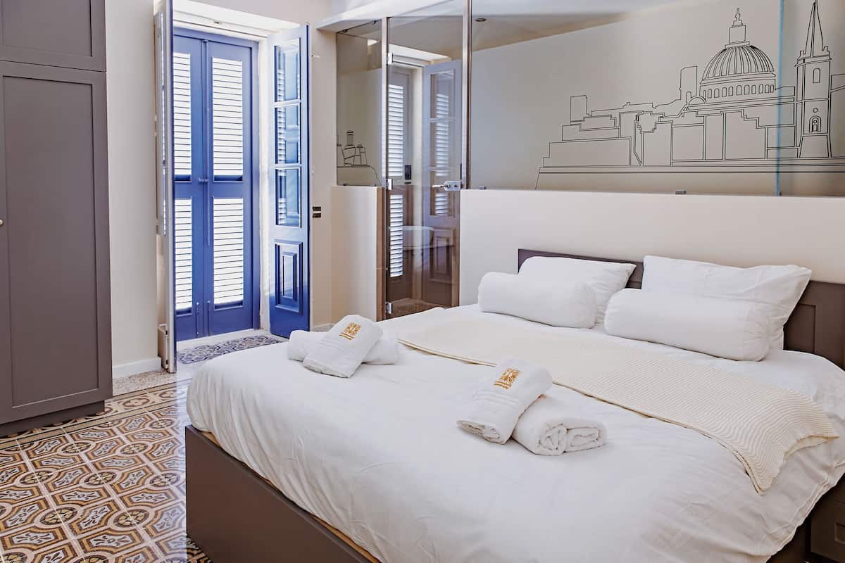 Deluxe Apartment, 1 Bedroom, Partial Sea View (Penthouse) | 1 bedroom, iron/ironing board, free WiFi, bed sheets