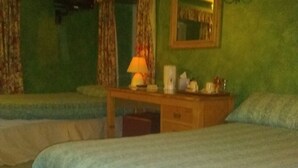 Traditional Twin Room | Desk, blackout drapes, iron/ironing board (on request), WiFi (free) - Finavon Hotel (Forfar)