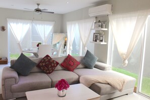 Casa familiar | Área de sala de estar | Televisión de pantalla plana 