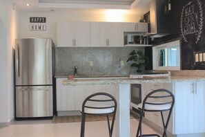 Casa familiar | Cocina privada | Refrigerador con congelador, microondas y horno 