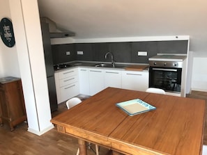 Réfrigérateur, four, plaque de cuisson, lave-vaisselle
