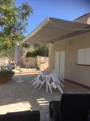 Outdoor dining - Spacious guest room 6 km from Ajaccio (ALATA)