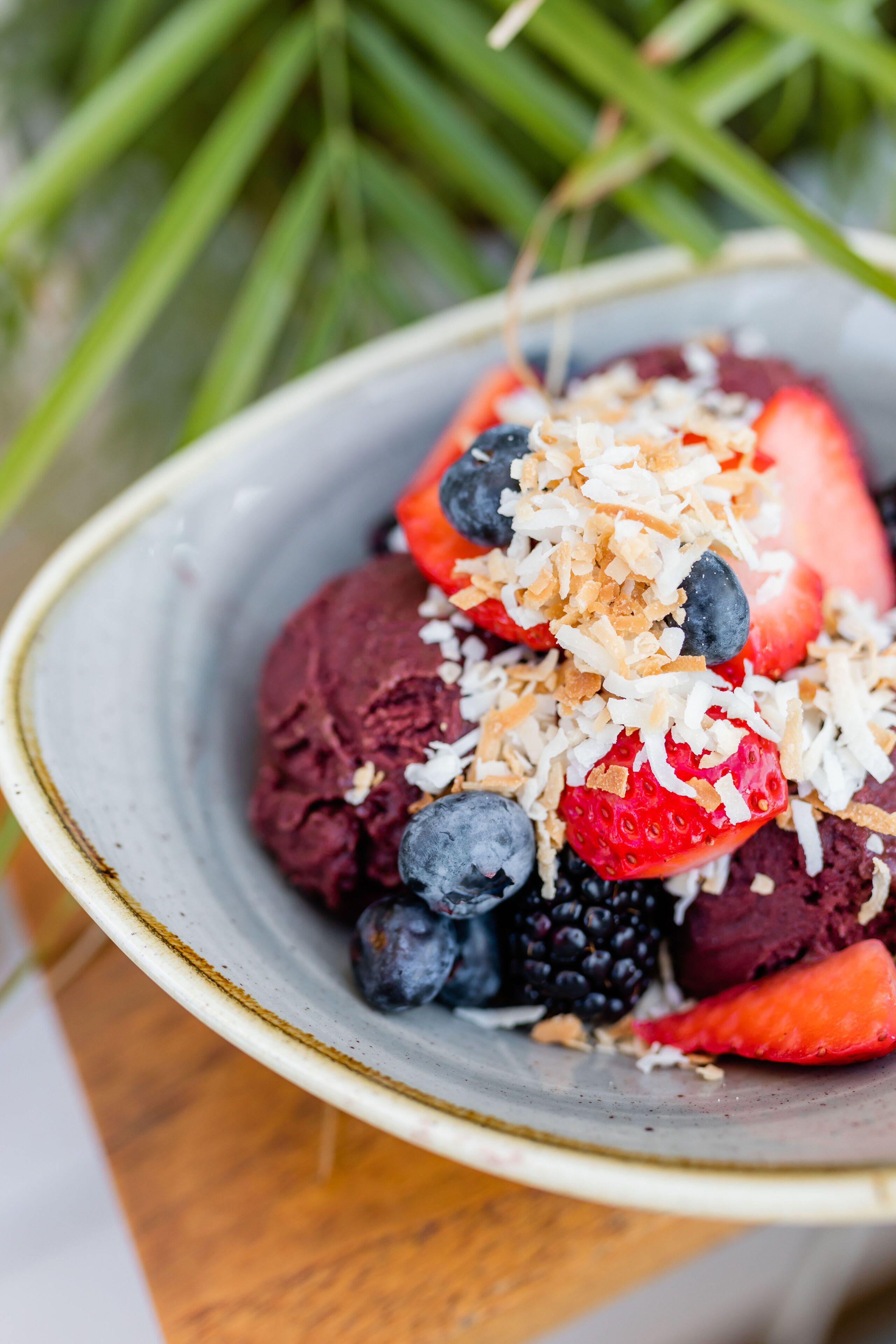 Een kom dessert met diverse soorten fruit en toppings.
