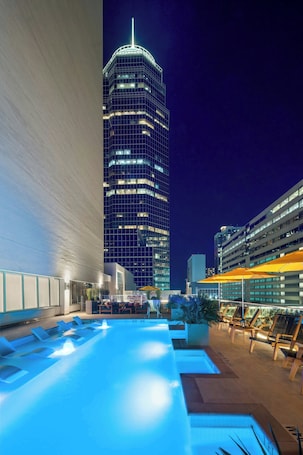 Una piscina al aire libre, camas de piscina gratis, sombrillas