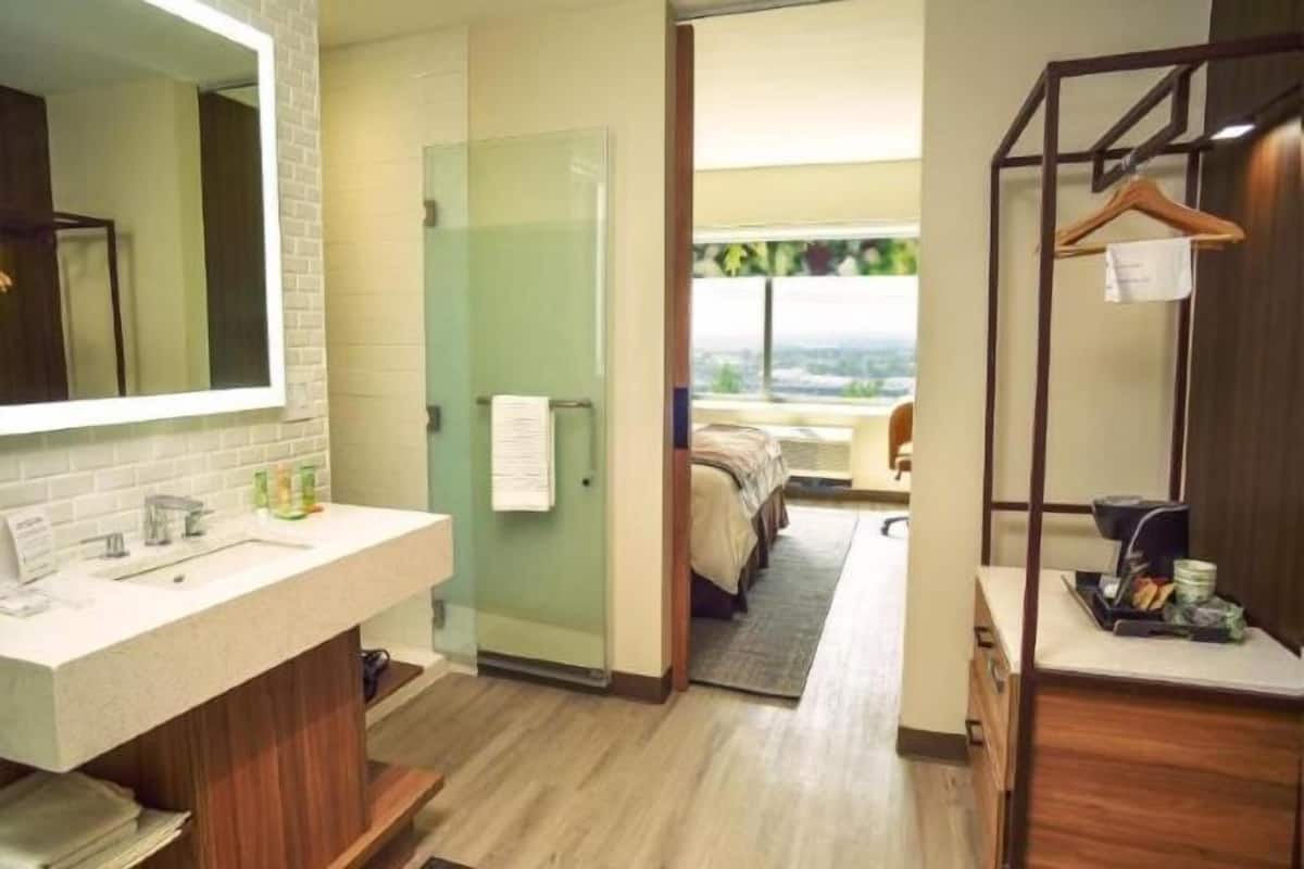 Minibar, värdeförvaringsskåp på rummet och skrivbord
