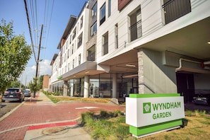 Un edificio de varios pisos con un letrero que dice "Wyndham Garden".