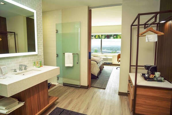 Minibar, coffres-forts dans les chambres, bureau