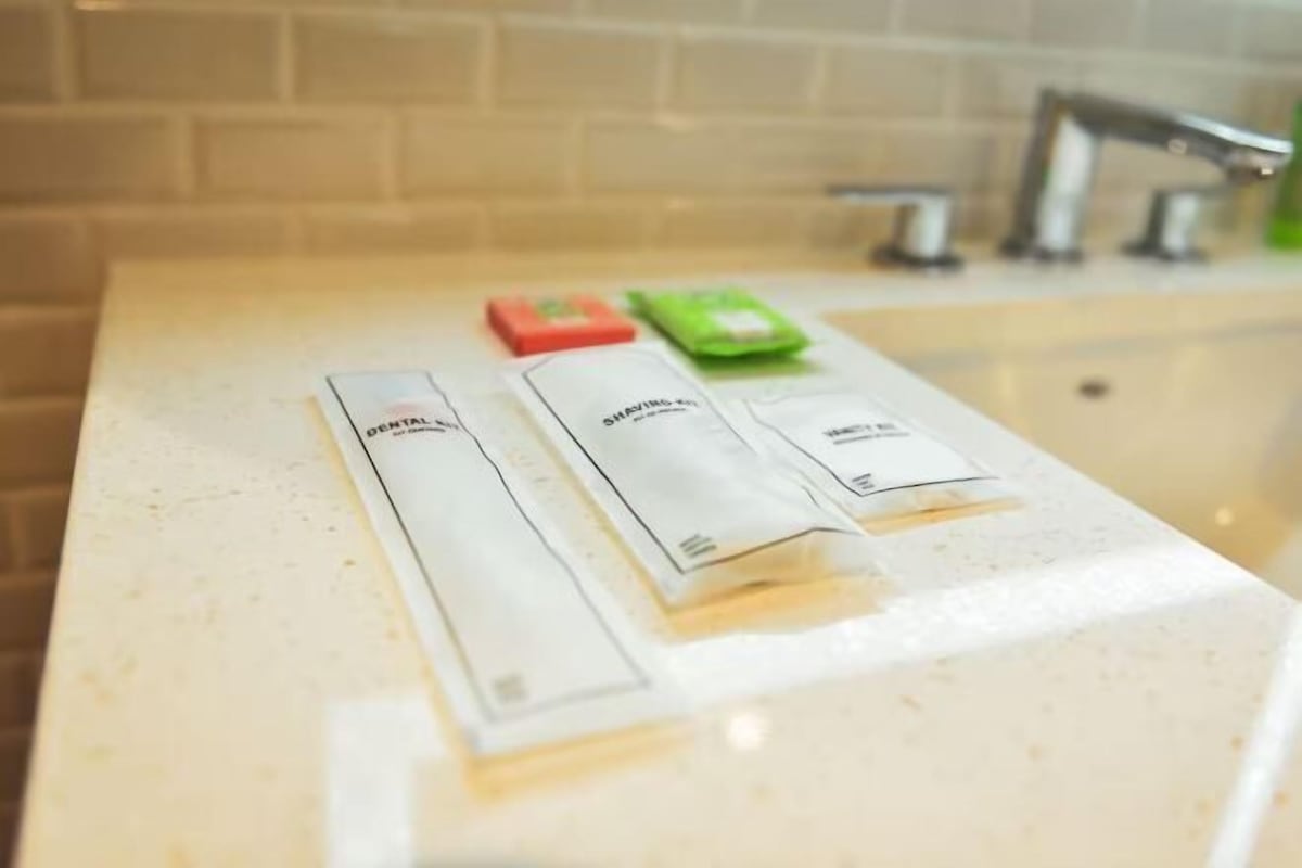 Amenidades de baño gratuitas, secadora de cabello, toallas, jabón