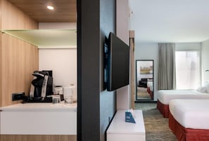 Suite, 2 llits de matrimoni (Mobility Accessible, Tub) | Escriptori i espai de treball apte per a portàtils